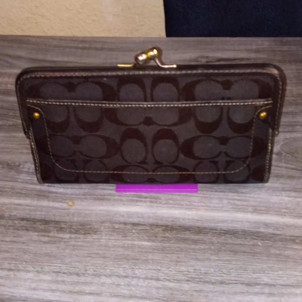 Coach Signature Vintage Kiss Lock And Multi Colored Interior Trifold Wallet - Picture 4 of 13